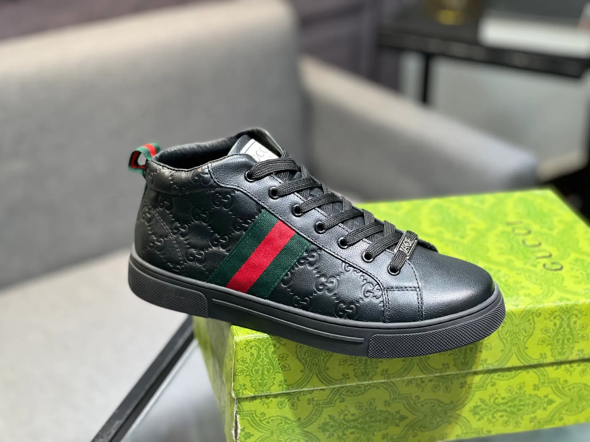 Men's men's shoes 💰460 The new high-top GUCCI (Gucci) counters are launched simultaneously. The new men's shoes, 😘fabrics are selected from imported cowhide, and the lining is sheepskin lining. 👍🏿 High-end ☄️ air-cushion molded anti-slip rubber outsole, exquisite lines, simple and elegant, comfortable and high-end for leisure travel. Code number: 38 to 44 (45 can be customized and cannot be returned or exchanged)